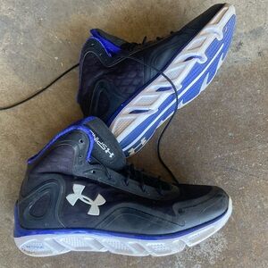 Under Armor basketball shoes

Size : 8.5